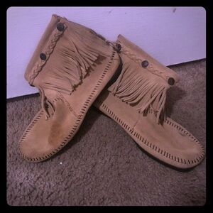 Minnetonka size 7 light brown moccasins
